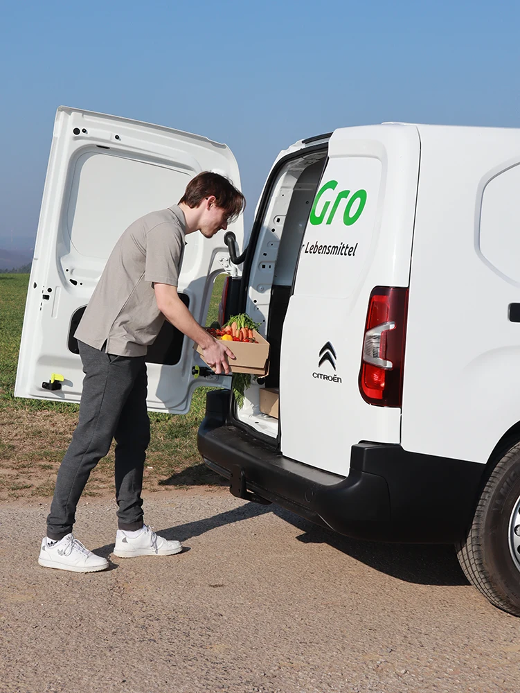 Joshua von Ameln von LomoGro aus Düren belädt seinen Elektro-Transporter mit Lebensmitteln um diese an Kunden auszuliefern.